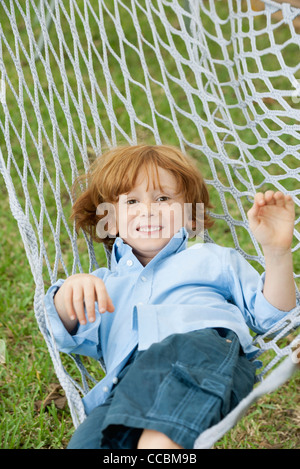 Boy relaxing in hammock, portrait Banque D'Images