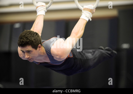 Gymnaste masculin sur les anneaux Banque D'Images