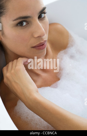 Woman taking bubble bath Banque D'Images