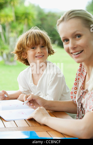 La mère et le fils ensemble de coloriage Banque D'Images