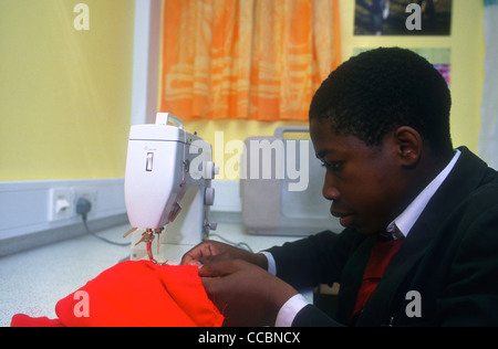 Élève du secondaire dans les textiles classe, Southwark, London, UK. Banque D'Images