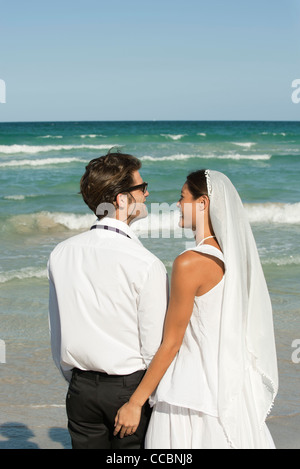 Bride and Groom standing on beach, close-up Banque D'Images