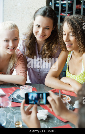 Les jeunes femmes smiling pour photo Banque D'Images