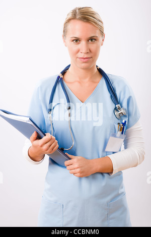 Jolie femme médecin debout avec stéthoscope et dossiers portrait isolé Banque D'Images