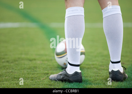 Joueur de football sur terrain permanent, low section Banque D'Images