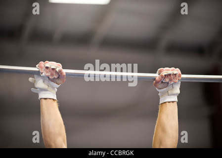 La préhension gymnaste barre horizontale, cropped Banque D'Images
