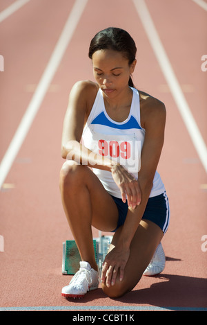 Coureuse tapi à ligne de départ avec les yeux fermés Banque D'Images