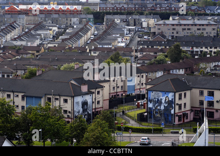 Vue panoramique sur le Bogside des vieux murs de la ville de Derry, Londonderry, comté de Derry, l'Ulster, Irlande du Nord, au Royaume-Uni, en Europe. Banque D'Images