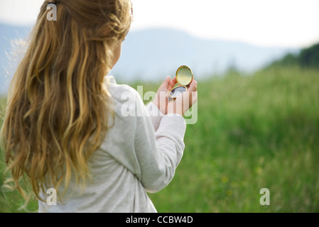 Girl using compass Banque D'Images