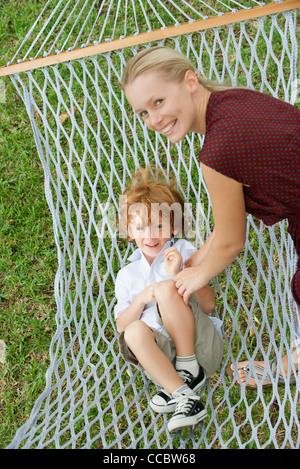 Mère de chatouiller son in hammock Banque D'Images