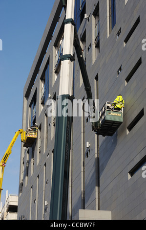 Grues pour travailleurs d'entretien sur un grand bâtiment à Liverpool, Angleterre, Royaume-Uni. Banque D'Images