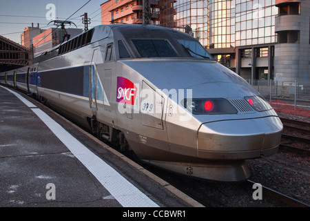 La fierté des Français est le système ferroviaire TGV. Celui-ci ayant tout juste arrivés à la gare de Tours en France. Banque D'Images