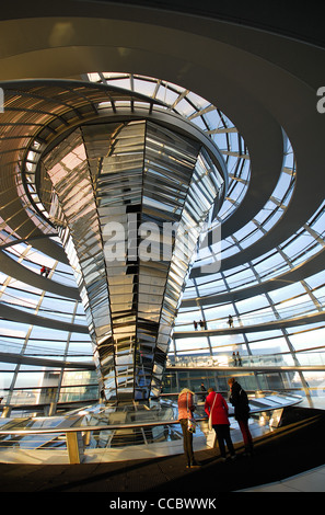 BERLIN, ALLEMAGNE. L'intérieur de la Norman Foster-conçu dôme du Reichstag allemand. 2012. Banque D'Images