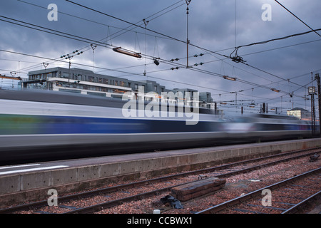 Un TGV vitesse dans une gare en France. Banque D'Images