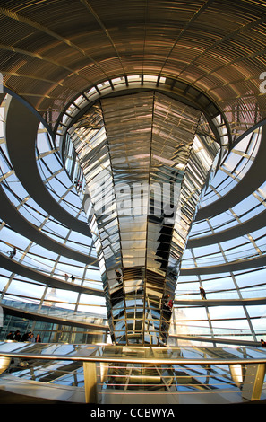 BERLIN, ALLEMAGNE. L'intérieur de la Norman Foster-conçu dôme du Reichstag allemand. 2012. Banque D'Images