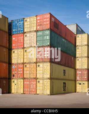 Conteneurs pile port de Felixstowe Suffolk Angleterre Banque D'Images