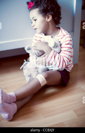 Little girl holding stuffed toy Banque D'Images