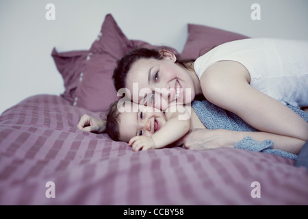 La mère et le nouveau-né lying on bed Banque D'Images