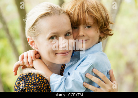 Mère et son jeune fils enlacés, portrait Banque D'Images