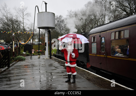 Spécial Santa sous une pluie battante à Oxenhope Banque D'Images