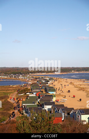 Vue sur la plage et les cabanes de plage à Hengistbury Head, Mudeford Spit, Christchurch, Dorset UK lors d'une journée hivernale froide et ensoleillée en janvier Banque D'Images