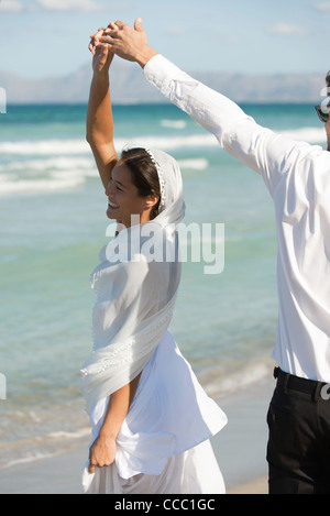 Mariée et le marié à danser à la plage Banque D'Images