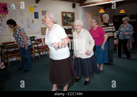 La danse en ligne des activités d'un club social pour les plus de 60, Henley-on-Thames, en Angleterre. Photo:Jeff Gilbert Banque D'Images