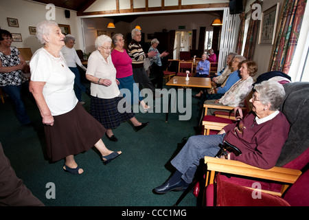 La danse en ligne des activités d'un club social pour les plus de 60, Henley-on-Thames, en Angleterre. Photo:Jeff Gilbert Banque D'Images