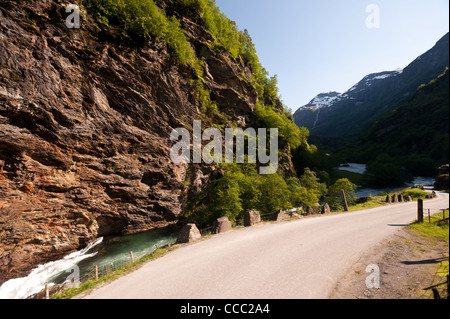 Road se balançant dans une vallée par Flåm, Norvège. Banque D'Images