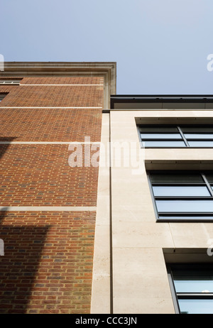 Un nouveau bâtiment a été inséré derrière la façade de ce premier Adresse Dans Grosvenor Street, Central London, UK. L Banque D'Images