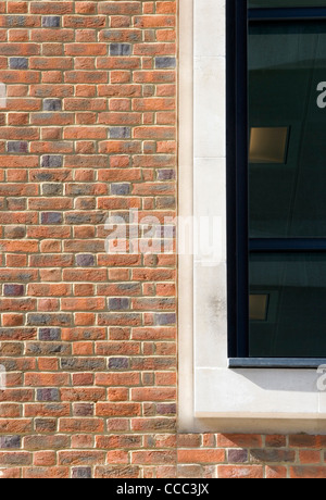 Un nouveau bâtiment a été inséré derrière la façade de ce premier Adresse Dans Grosvenor Street, Central London, UK. L Banque D'Images