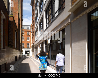 Un nouveau bâtiment a été inséré derrière la façade de ce premier Adresse Dans Grosvenor Street, Central London, UK. L Banque D'Images