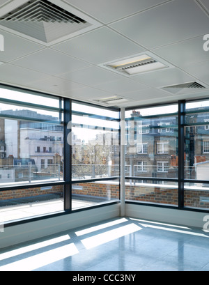 Un nouveau bâtiment a été inséré derrière la façade de ce premier Adresse Dans Grosvenor Street, Central London, UK. L Banque D'Images