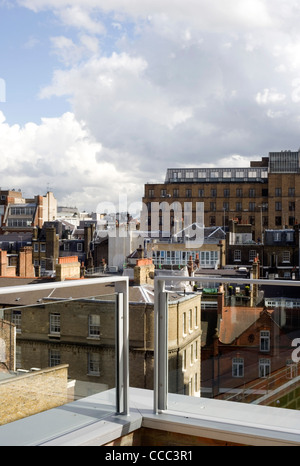 Un nouveau bâtiment a été inséré derrière la façade de ce premier Adresse Dans Grosvenor Street, Central London, UK. L Banque D'Images