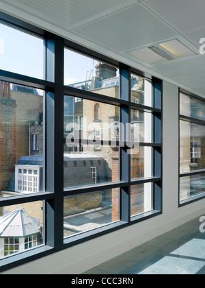 Un nouveau bâtiment a été inséré derrière la façade de ce premier Adresse Dans Grosvenor Street, Central London, UK. L Banque D'Images