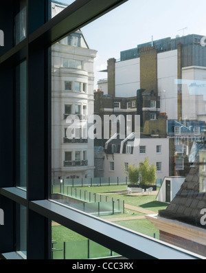 Un nouveau bâtiment a été inséré derrière la façade de ce premier Adresse Dans Grosvenor Street, Central London, UK. L Banque D'Images