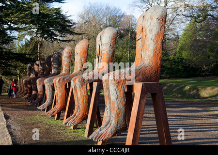 Dix chiffres assis par Magdalena Abakanowicz à Yorkshire Sculpture Park, Royaume-Uni Banque D'Images