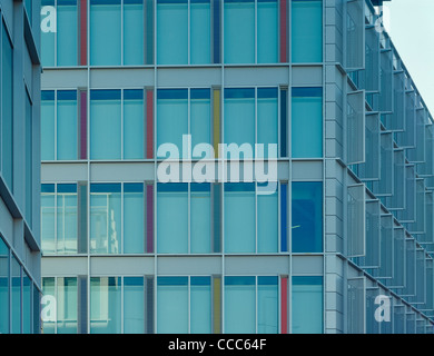 BBC VILLAGE DES MÉDIAS DE RADIODIFFUSION VIVA CITY BUILDING - WESTWAY panneaux colorés avec élévation Banque D'Images