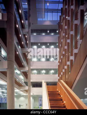 BBC VILLAGE DES MÉDIAS DE RADIODIFFUSION - VIVA CITY BÂTIMENT ATRIUM VOIR L'ESCALIER JUSQU'À Banque D'Images