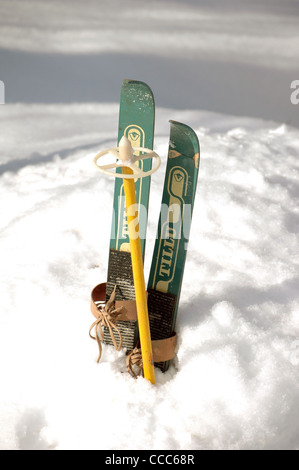 Paire de skis enfant ancienne en bois Banque D'Images