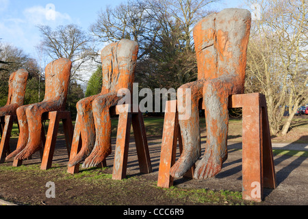 Dix chiffres assis par Magdalena Abakanowicz à Yorkshire Sculpture Park, Royaume-Uni Banque D'Images