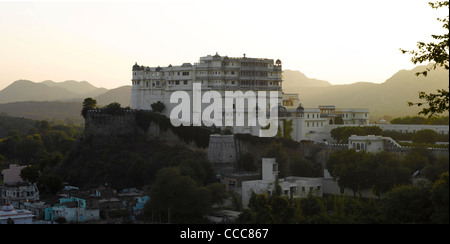 Niché dans les collines d'Aravali, le 18e siècle Devi Garh Palace dans le village de Delwara, forme l'un des trois principaux cols Banque D'Images