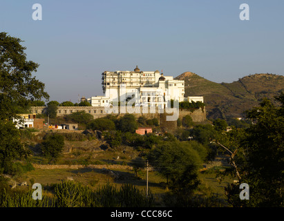 Niché dans les collines d'Aravali, le 18e siècle Devi Garh Palace dans le village de Delwara, forme l'un des trois principaux cols Banque D'Images