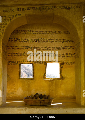 Niché dans les collines d'Aravali, le 18e siècle Devi Garh Palace dans le village de Delwara, forme l'un des trois principaux cols Banque D'Images