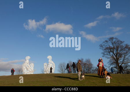 Les visiteurs par Spiegel ,une sculpture de Jaume Plensa au Yorkshire Sculpture Park, Royaume-Uni Banque D'Images