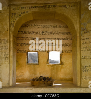 Niché dans les collines d'Aravali, le 18e siècle Devi Garh Palace dans le village de Delwara, forme l'un des trois principaux cols Banque D'Images