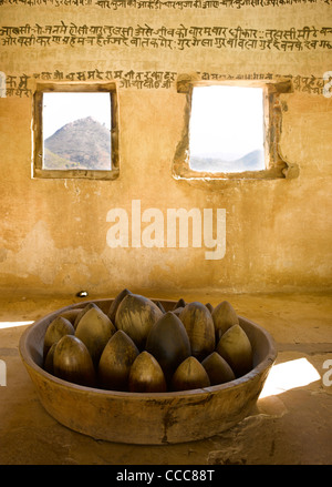 Niché dans les collines d'Aravali, le 18e siècle Devi Garh Palace dans le village de Delwara, forme l'un des trois principaux cols Banque D'Images