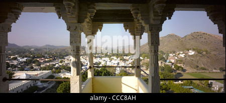 Niché dans les collines d'Aravali, le 18e siècle Devi Garh Palace dans le village de Delwara, forme l'un des trois principaux cols Banque D'Images