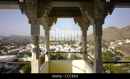 Niché dans les collines d'Aravali, le 18e siècle Devi Garh Palace dans le village de Delwara, forme l'un des trois principaux cols Banque D'Images