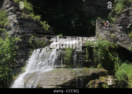 Les randonneurs du sentier Cascade à pont Robert H Treman State Park Ithaca Banque D'Images